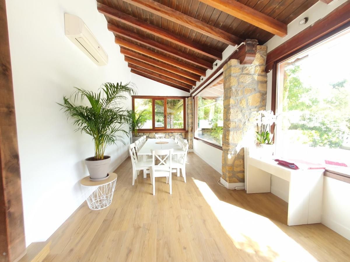 Dreams And Friends On The Coast Of Bilbao. Villa Getxo